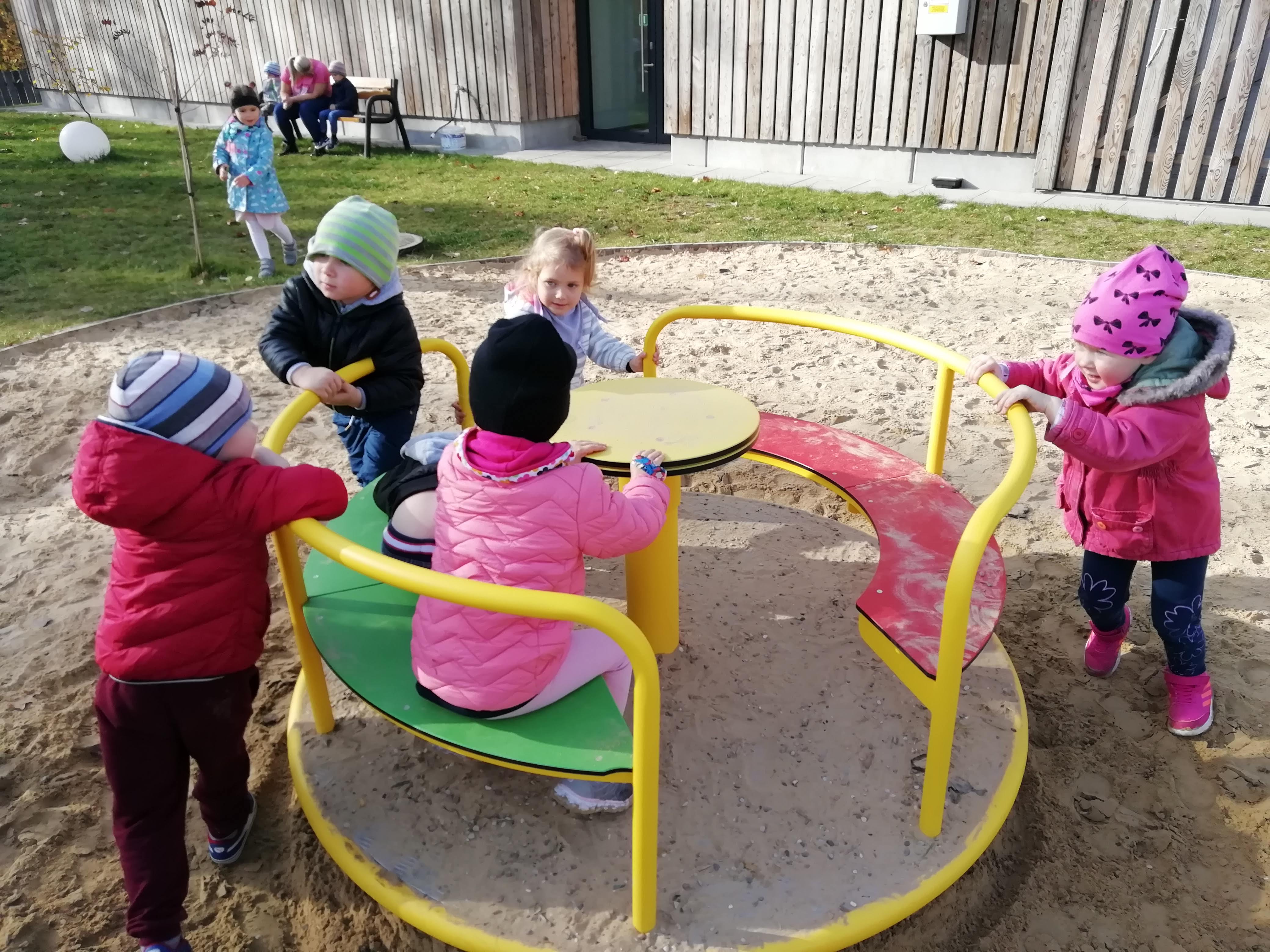 zabawy-w-ogrodzie-przedszkolnym-przedszkole-samorz-dowe-w-grab-wce